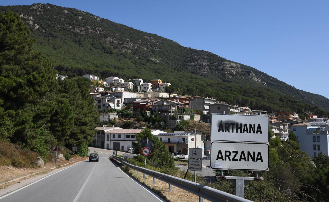 Arzana, in fiamme due mezzi della raccolta dei rifiuti urbani