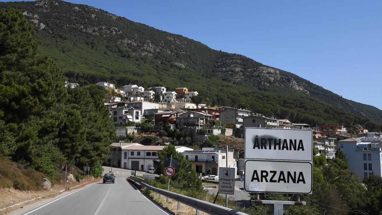 Arzana, in fiamme due mezzi della raccolta dei rifiuti urbani