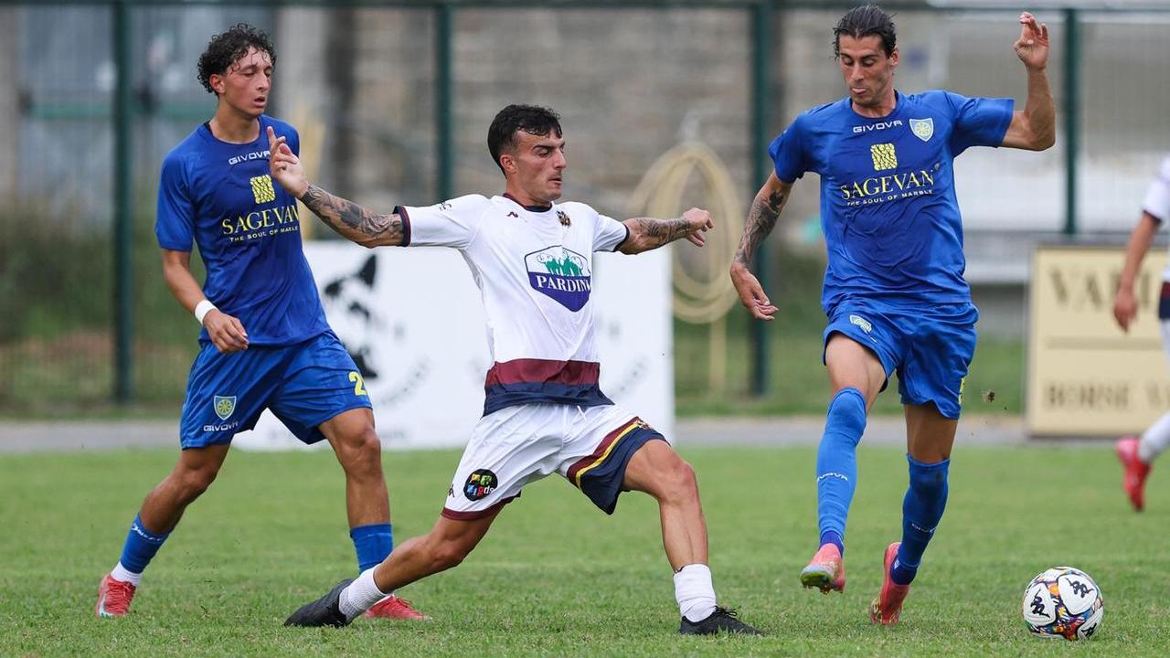 Un’azione di gioco durante la gara col Camaiore