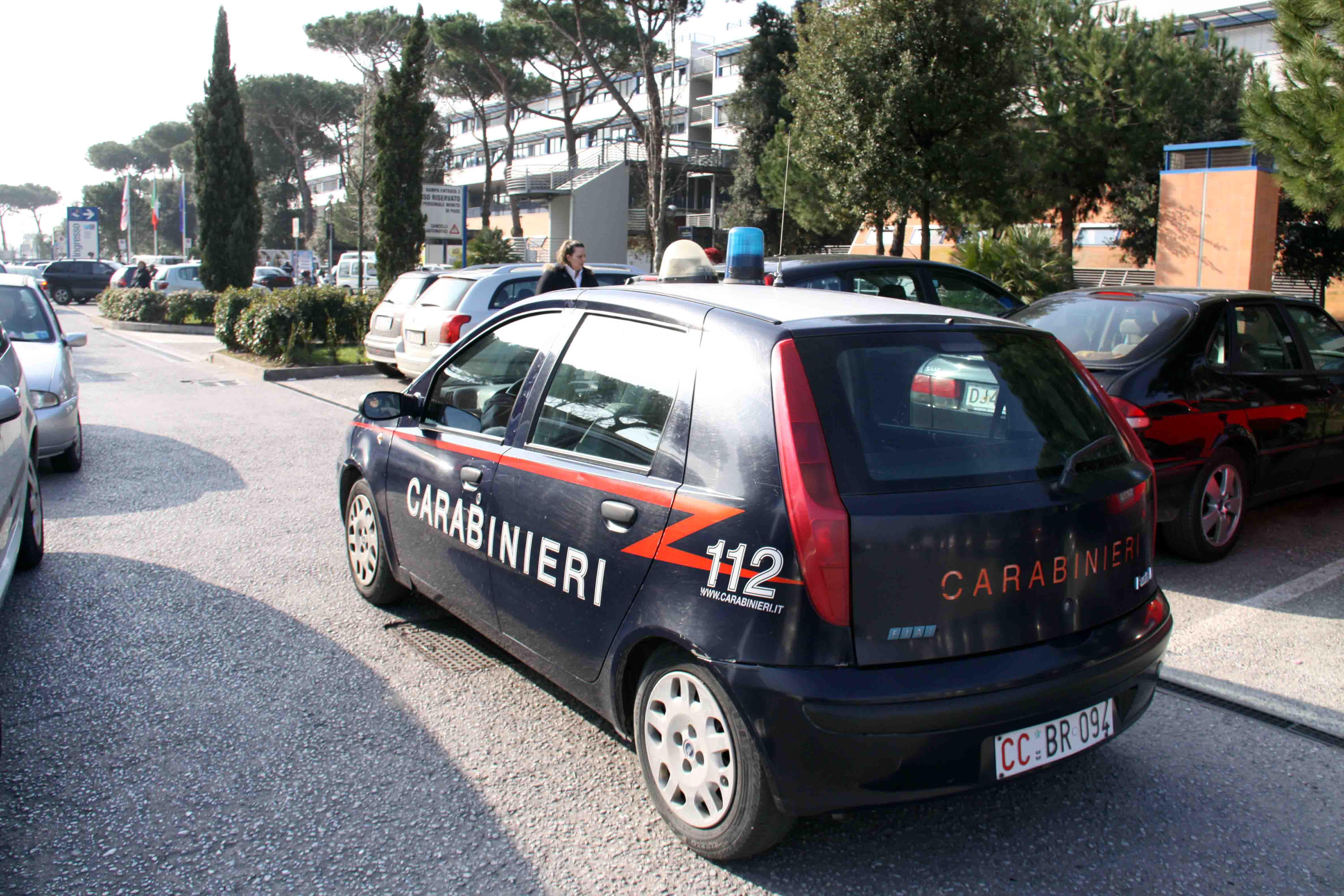 Carabinieri fuori dall'ospedale Versilia (foto d'archivio)