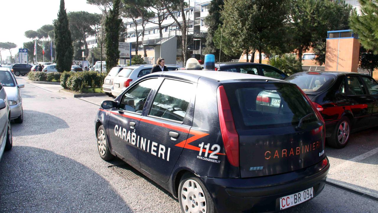 Carabinieri fuori dall'ospedale Versilia (foto d'archivio)