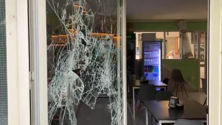 Mangia, si fa una spremuta, distrugge il circolo e si addormenta: scoperto il vandalo al Tennis club