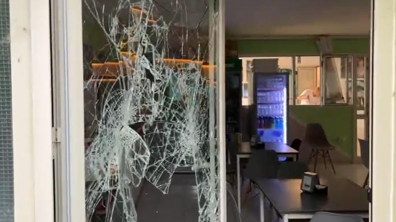 Mangia, si fa una spremuta, distrugge il circolo e si addormenta: scoperto il vandalo al Tennis club