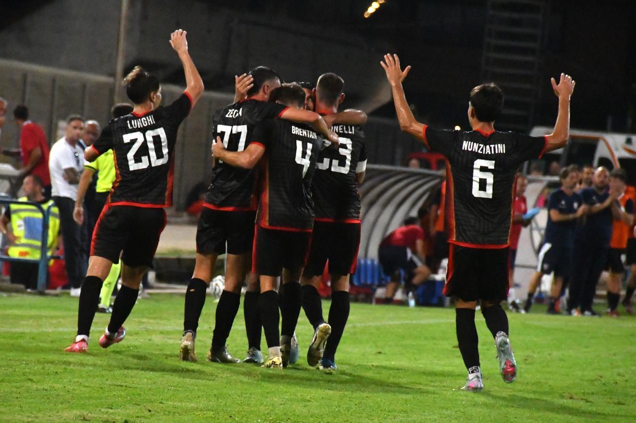 
	La Torres festeggia un gol contro il Livorno (foto Mauro Chessa)

