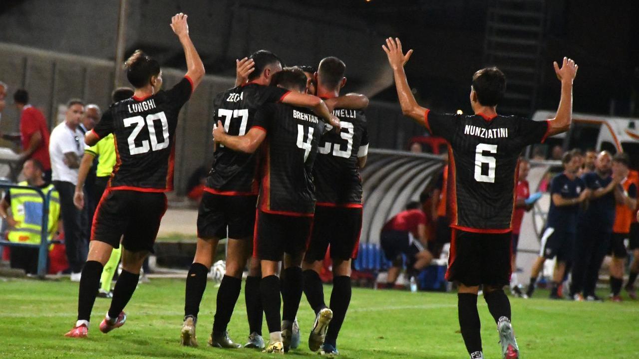 La Torres festeggia un gol contro il Livorno (foto Mauro Chessa)