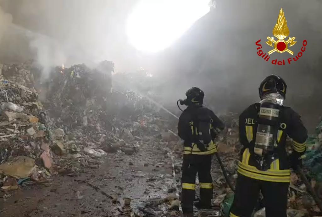 Salanetti, a fuoco un centro di riciclaggio di rifiuti della ReLife