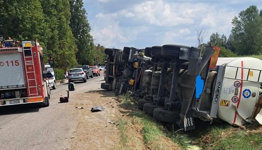 Il camion si ribalta dopo il frontale: grave l’autista