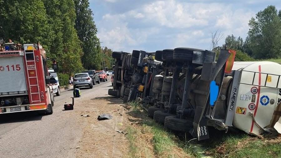 Il camion si ribalta dopo il frontale: grave l’autista