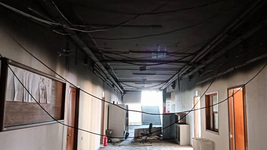 Oristano, ex istituto Mossa inagibile dopo il rogo, la Provincia conta i danni