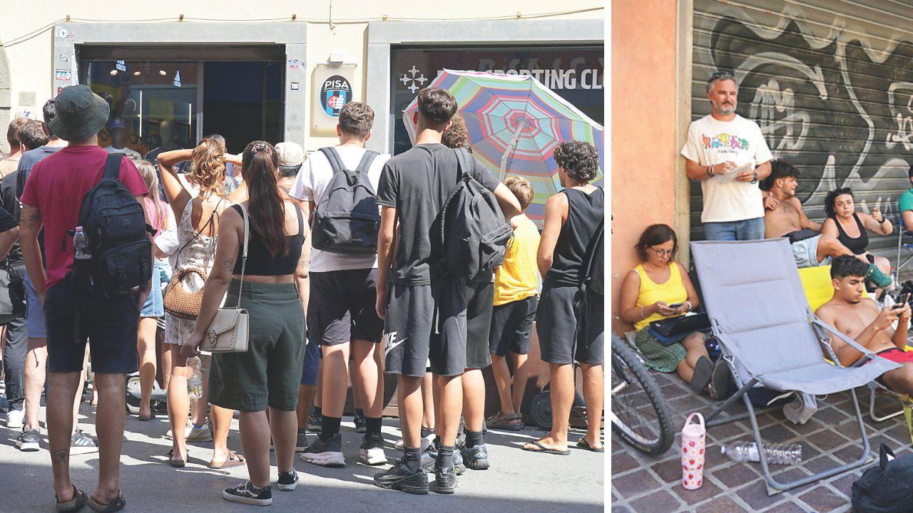 La fila davanti al Pisa store in via Oberdan: c'è anche chi ha portato ombrelloni e sdraio (Fotoservizio Stick)