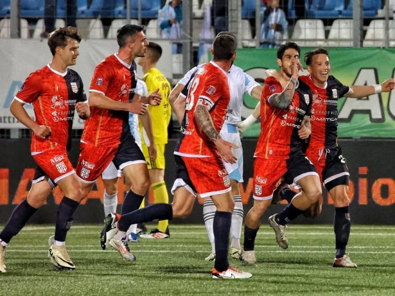 
	Giuseppe Mastinu esulta dopo un gol

