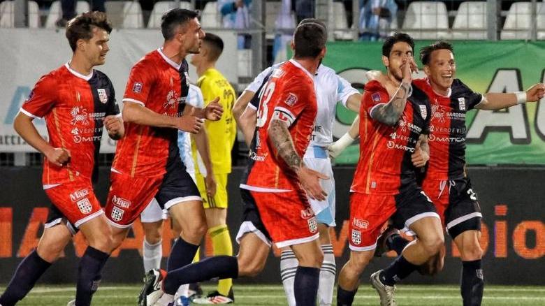 Giuseppe Mastinu esulta dopo un gol