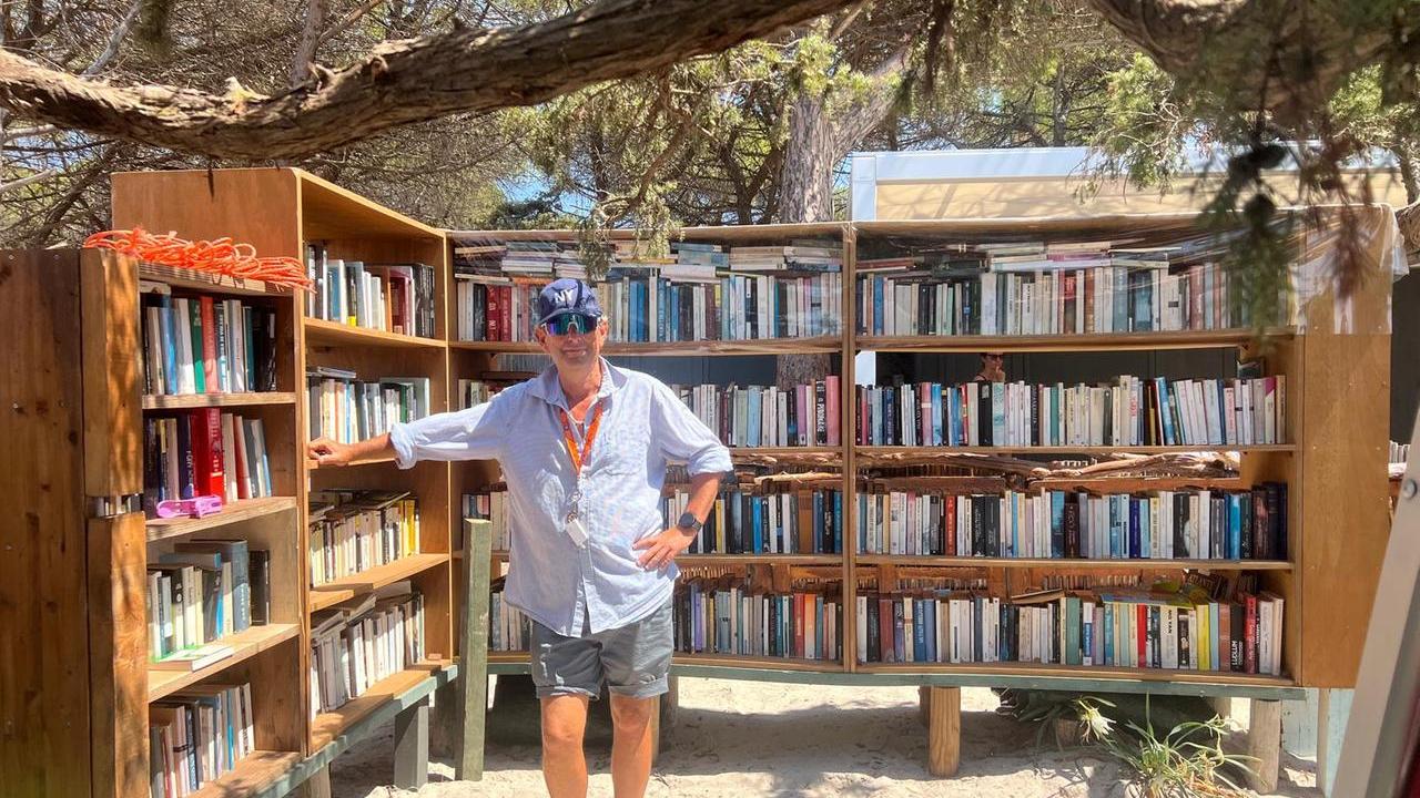 Alghero, una biblioteca tra i gatti e i ginepri sulla spiaggia di Maria Pia