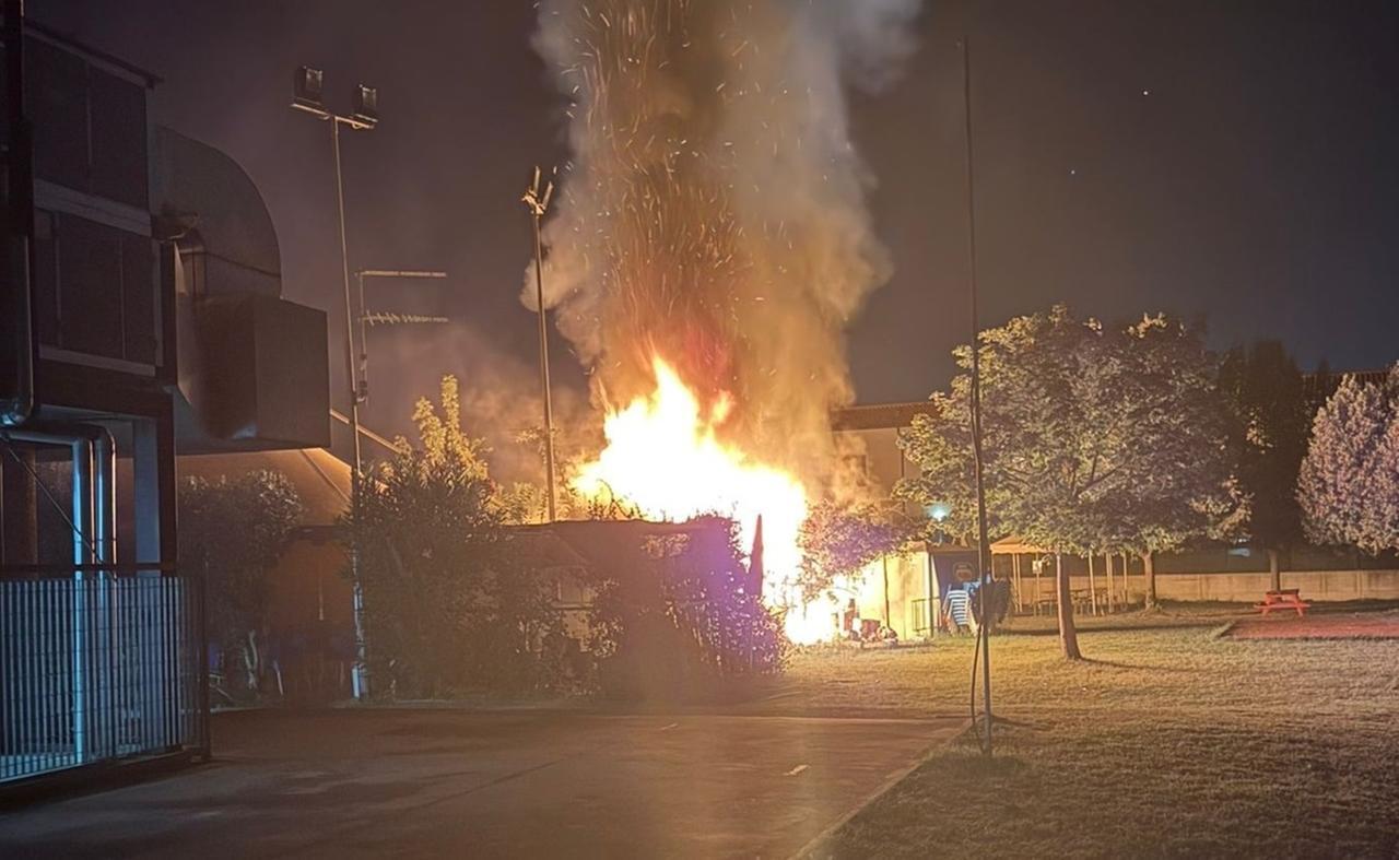 Incendio alla piscina di Copparo. Le fiamme squarciano il buio