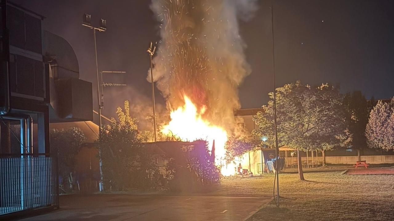 Incendio alla piscina di Copparo. Le fiamme squarciano il buio
