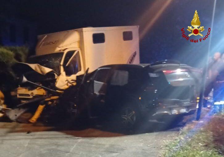 Incidente a Cadelbosco Sopra: auto si schianta contro un furgone in sosta