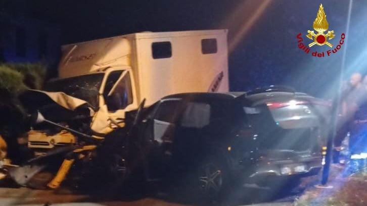 Incidente a Cadelbosco Sopra: auto si schianta contro un furgone in sosta