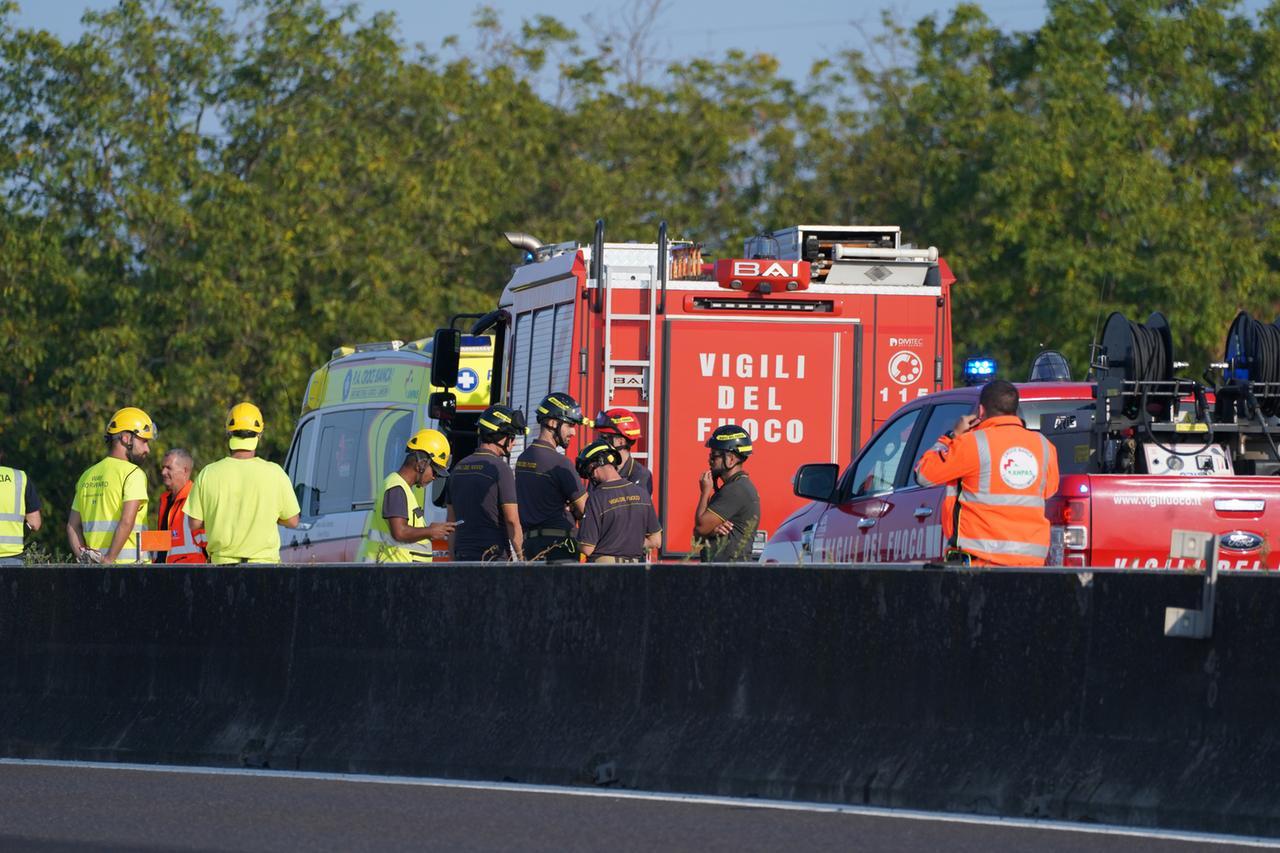 Cade dall’auto in corsa in autostrada e viene travolto e ucciso da un tir: aveva 32 anni