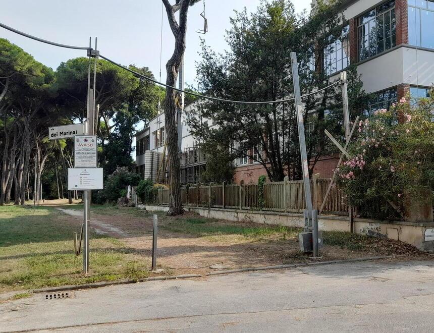 
	Il punto alla sbarra d&rsquo;ingresso della Pineta di Levante

