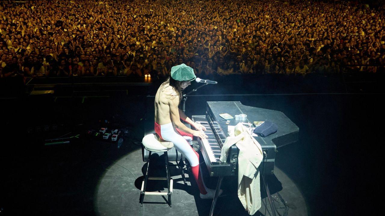 Lucio Corsi durante un concerto