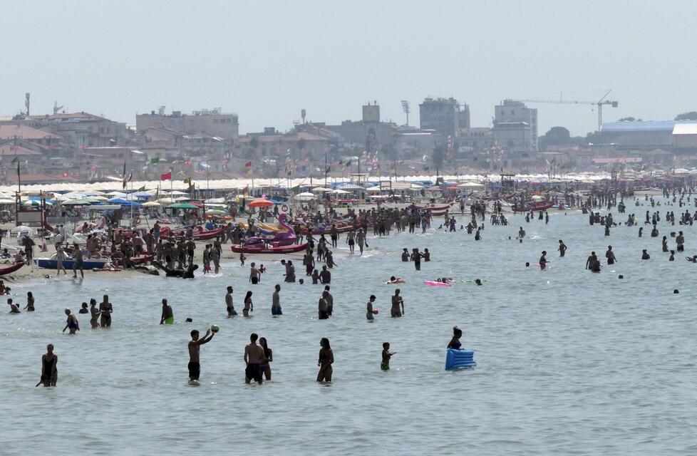 
	Turisti al mare nel giorno di Ferragosto in Versilia (foto Paglianti)

