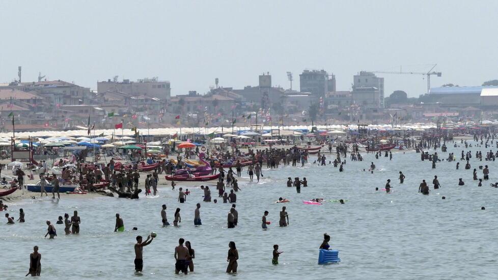 Turisti al mare nel giorno di Ferragosto in Versilia (foto Paglianti)