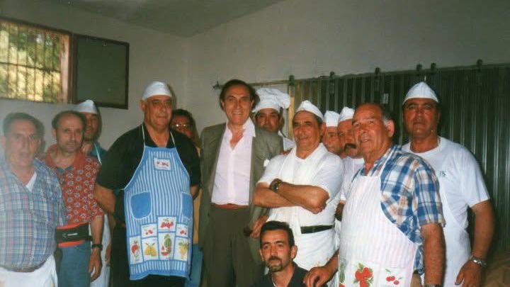 Pecora bollita e santini elettorali: quando Baudo venne nell’isola per sostenere un candidato