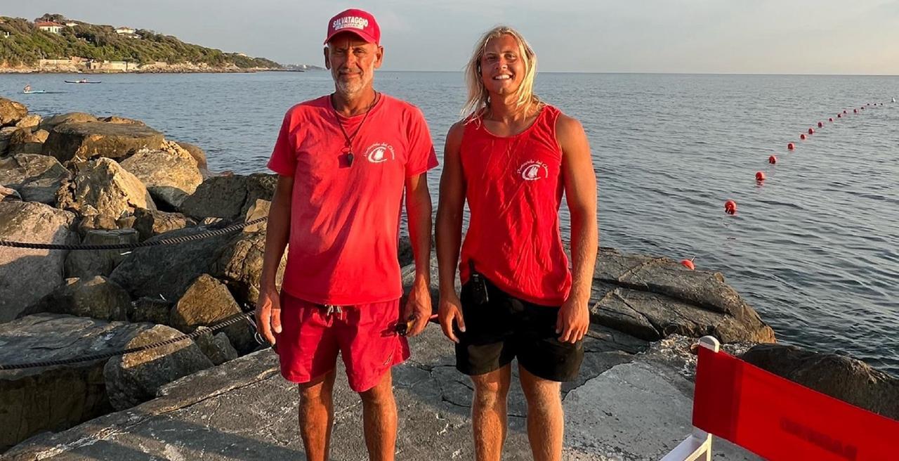 
	Da sinistra Daniele Morandi e Tommaso Vannini, i due bagnini che hanno salvato l'ottantaduenne

