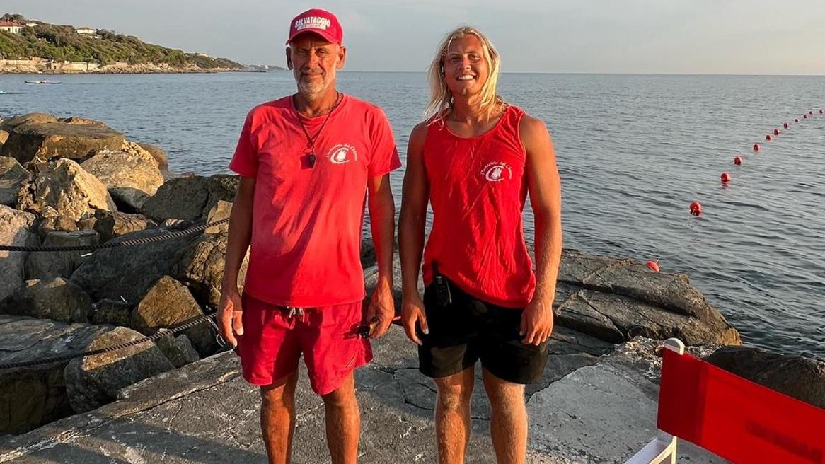 Da sinistra Daniele Morandi e Tommaso Vannini, i due bagnini che hanno salvato l'ottantaduenne