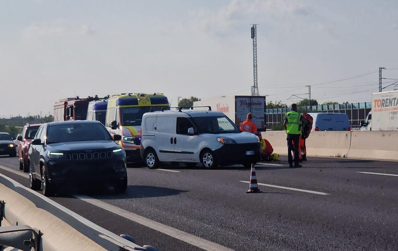 Travolto e ucciso in autostrada, appello della Polstrada: «Il mezzo non si è fermato, cerchiamo testimoni»