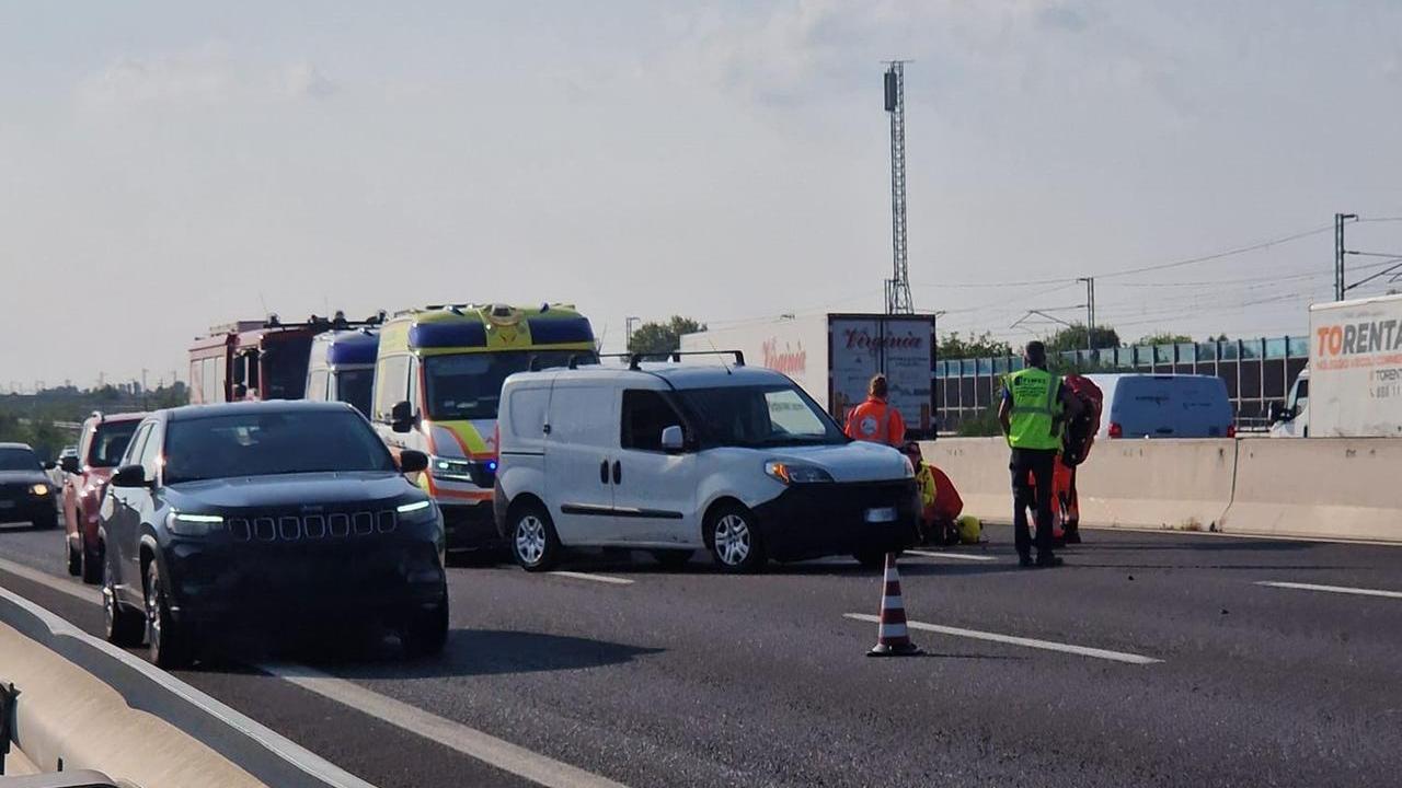 Travolto e ucciso in autostrada, appello della Polstrada: «Il mezzo non si è fermato, cerchiamo testimoni»