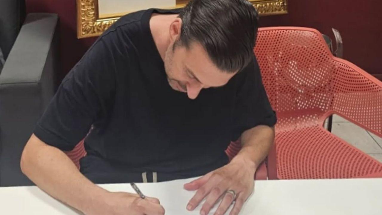 
	Samuel Di Carmine firma con il Livorno (Foto Fb: Livorno calcio)

