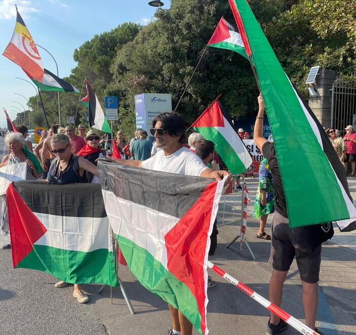 La contestazione dei Pro Gaza davanti alla Versiliana