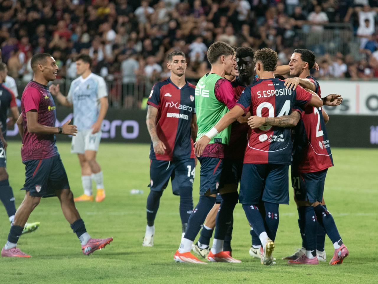 
	I giocatori del Cagliari festeggiano dopo la vittoria sull'Entella (foto Mario Rosas)

