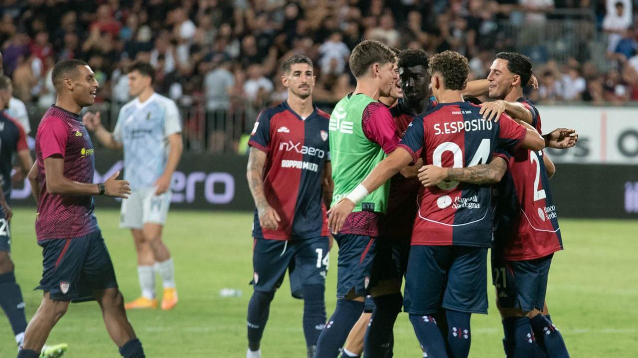 I giocatori del Cagliari festeggiano dopo la vittoria sull'Entella (foto Mario Rosas)