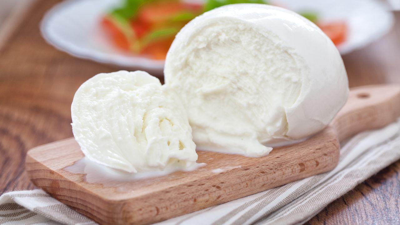 Mozzarella confezionata ritirata dai supermercati: se avete questo prodotto in casa non consumatelo
