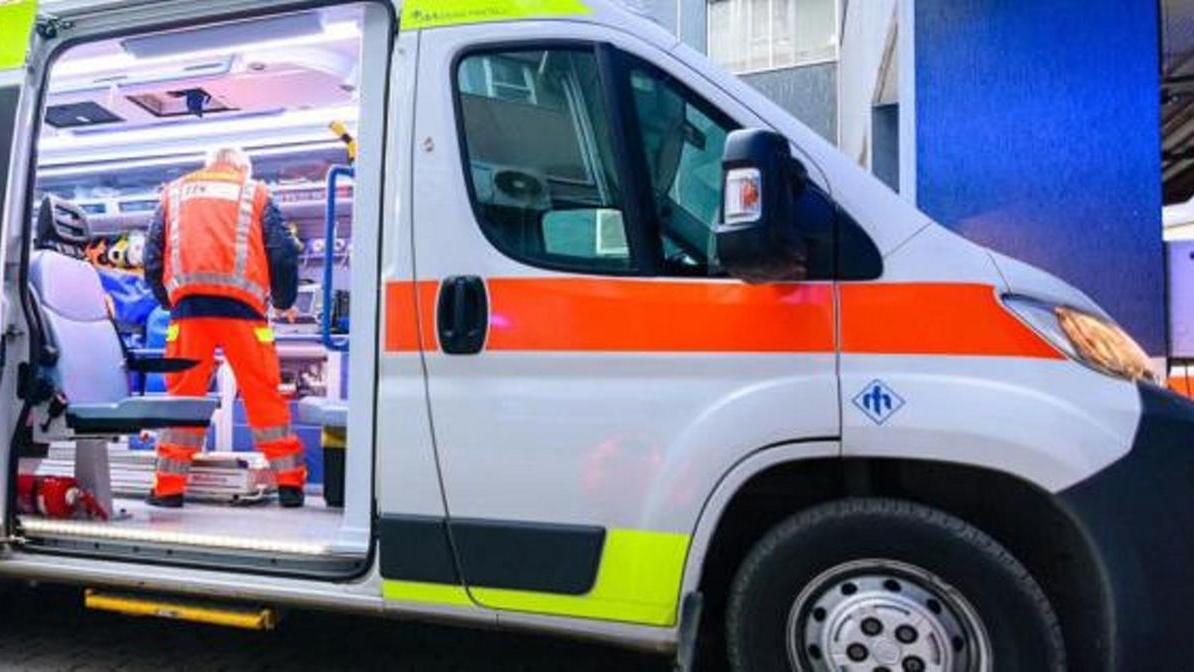 Meccanico muore schiacciato sotto al tir che stava riparando, aveva 65 anni