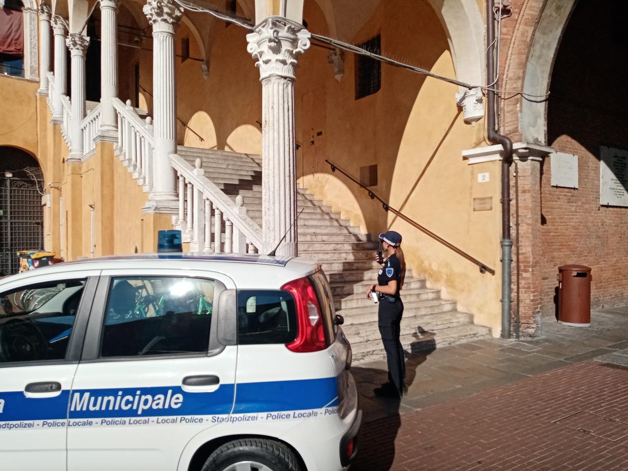 Fumava hashish sullo Scalone di Palazzo municipale a Ferrara