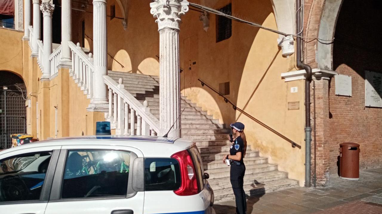 Fumava hashish sullo Scalone di Palazzo municipale a Ferrara