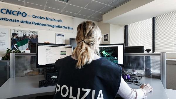 Facebook, il gruppo da 31mila iscritti dove si condividono foto delle compagne e mogli senza consenso: segnalazioni alla Polizia Postale