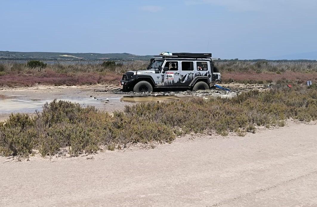 Col fuoristrada dentro lo stagno, turisti soccorsi poi multati