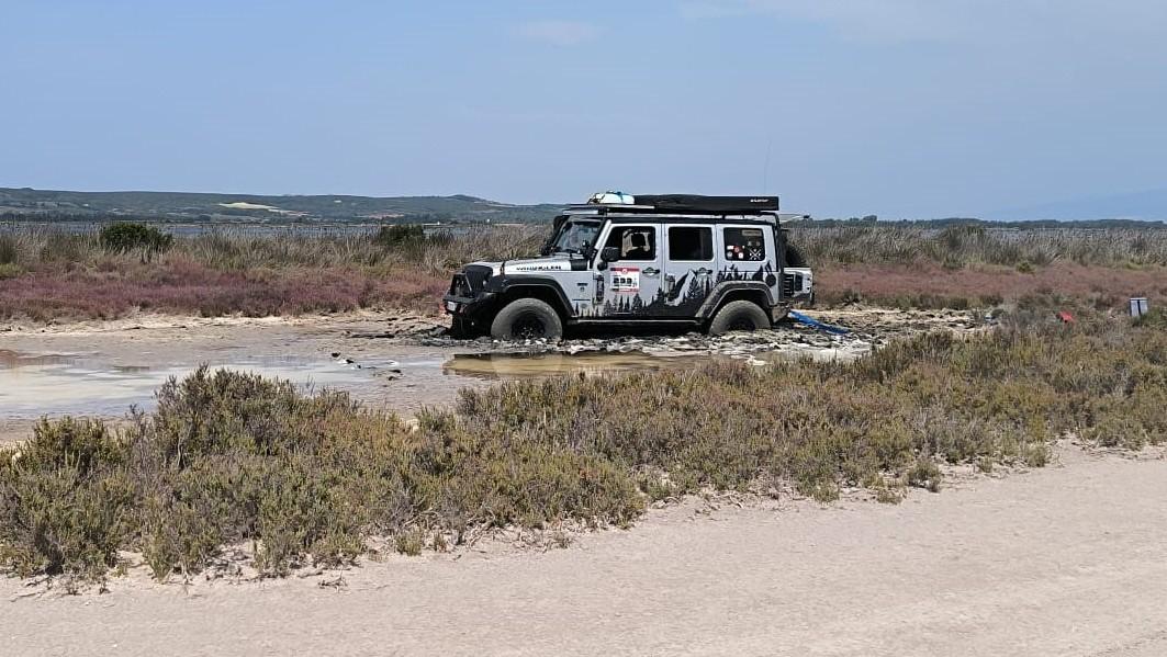 Col fuoristrada dentro lo stagno, turisti soccorsi poi multati