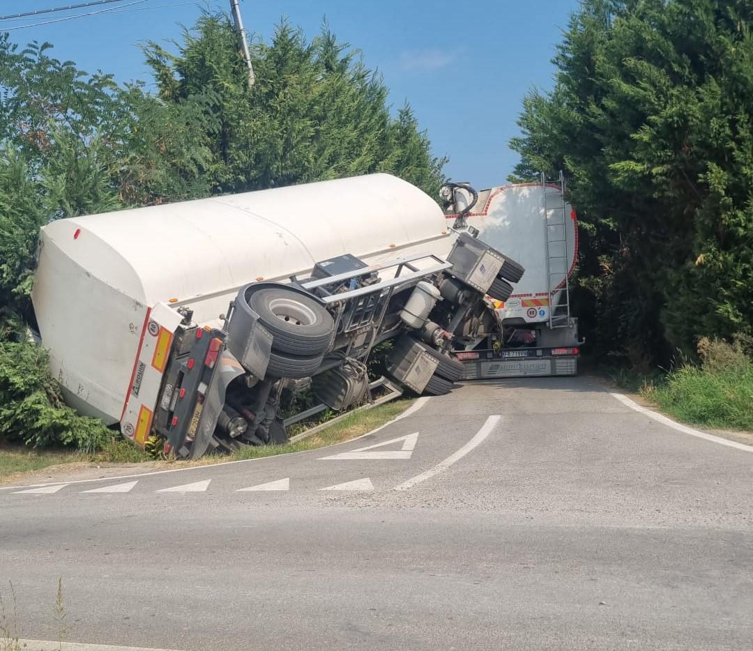 San Polo d’Enza, camion centra la colonna del gas provocando una perdita
