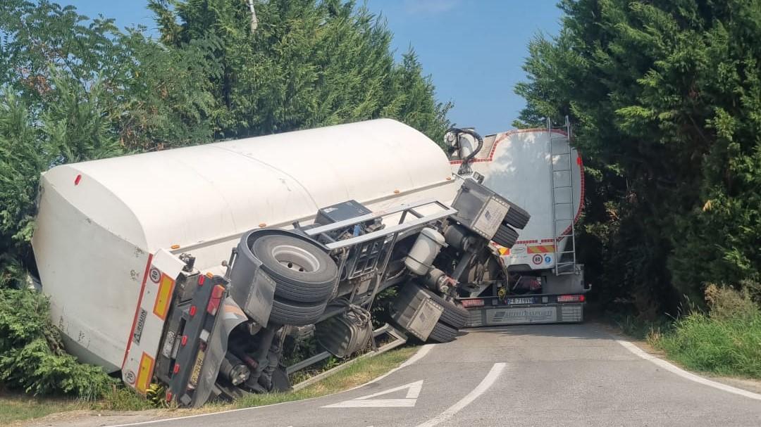 San Polo d’Enza, camion centra la colonna del gas provocando una perdita
