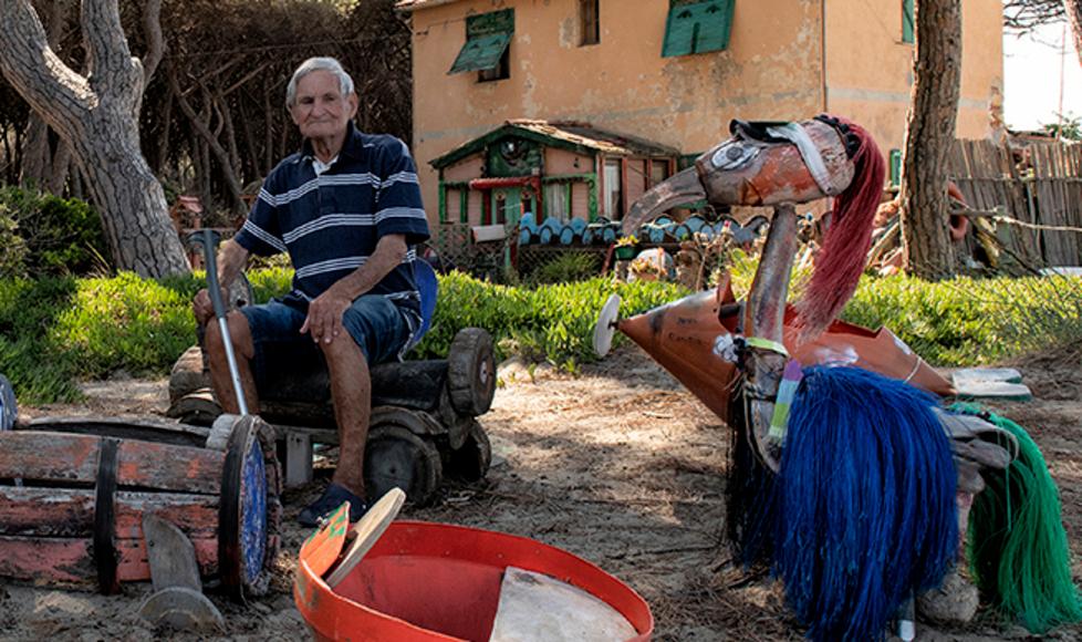 Franco Gaggioli con alcune delle sue creazioni (foto Carlo Tardani)