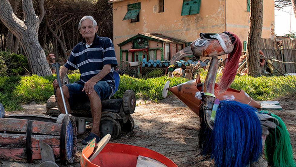 Franco Gaggioli con alcune delle sue creazioni (foto Carlo Tardani)
