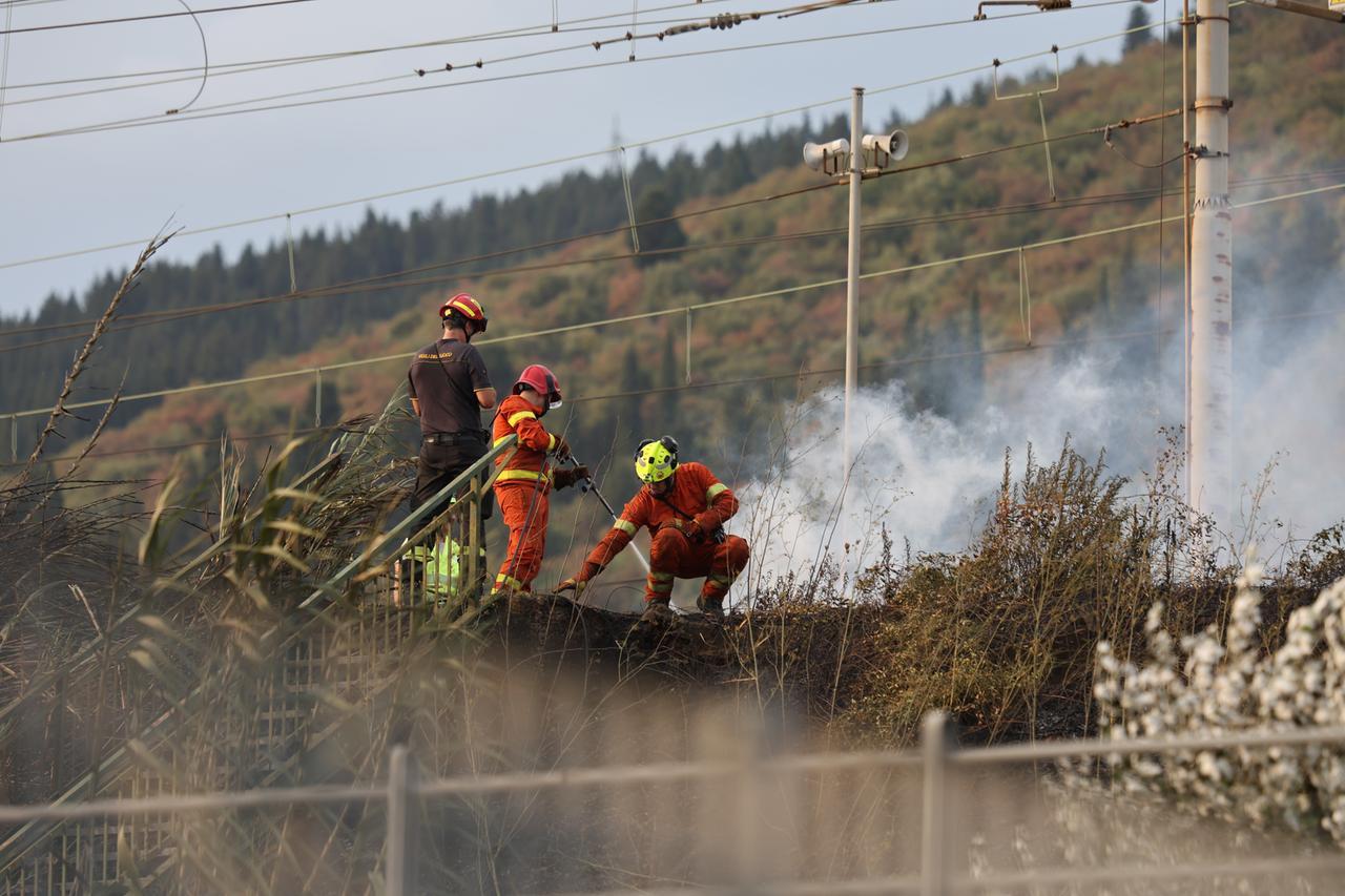 
	Vigili del fuoco al lavoro sulla ferrovia (foto Giovanni Tarducci)

