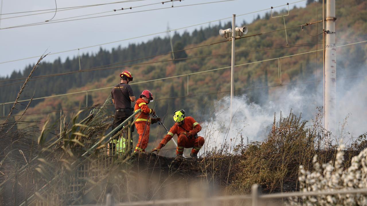 Vigili del fuoco al lavoro sulla ferrovia (foto Giovanni Tarducci)