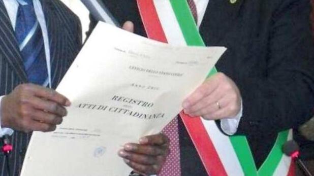 Marito e figlio hanno idee “radicali” e a lei viene negata la cittadinanza italiana