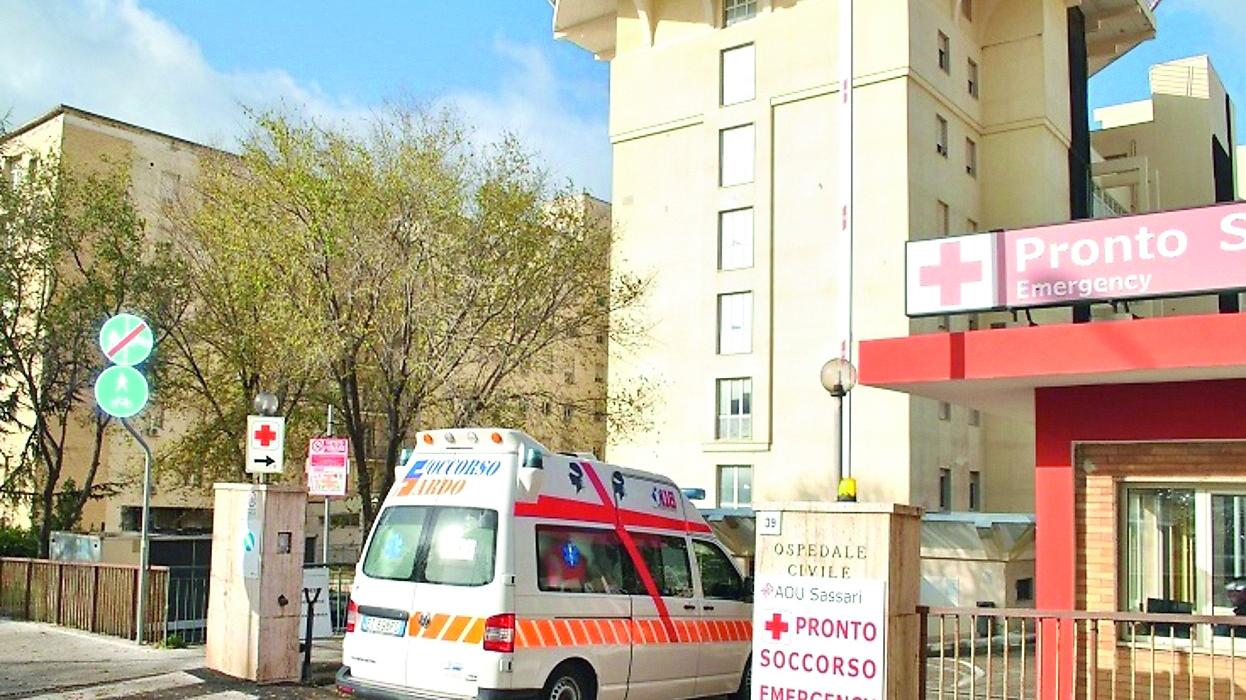 La denuncia: «Al Santissima Annunziata reparti al collasso e pazienti sulle barelle»